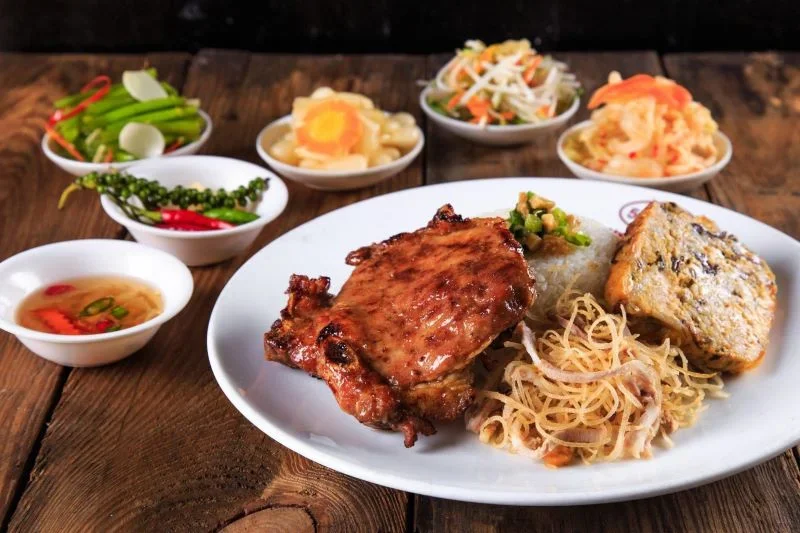 Suất cơm trưa sườn, bì, chả đủ dinh dưỡng tại cơm tấm Thuận Kiều