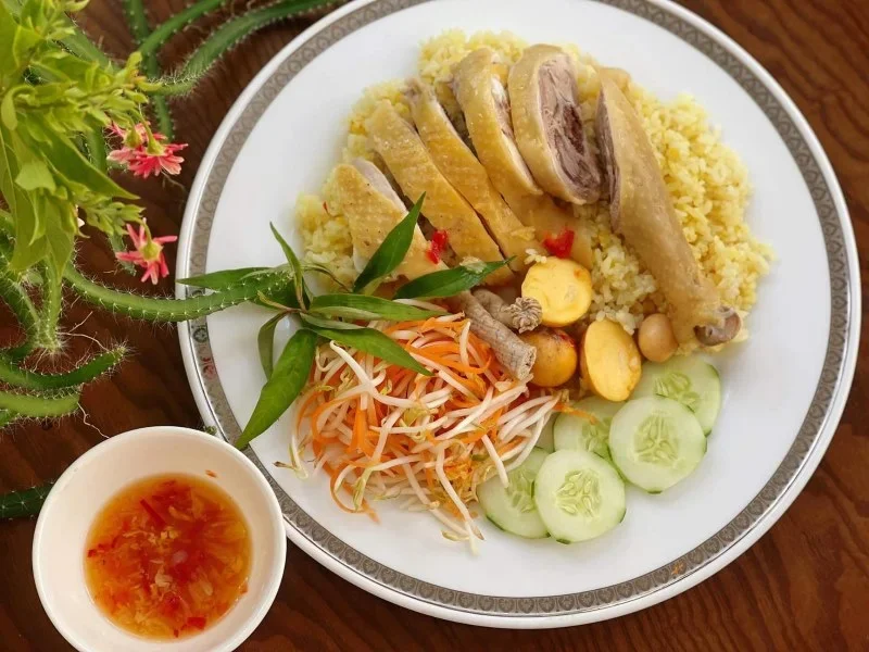 Ăn trưa với cơm gà chuẩn vị Nha Trang tại quán Hai Chị Em