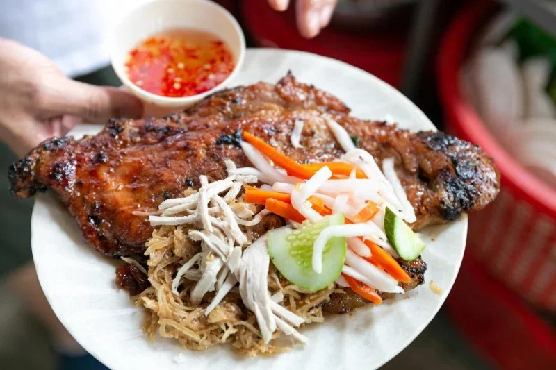 Cơm tấm Ba Ghiền với miếng sườn mềm mọng không bị dai