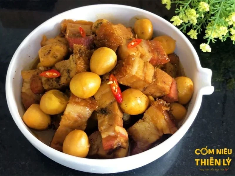 Sự kết hợp giữa heo quay giòn rụm và nước kho tàu sánh đậm đà 