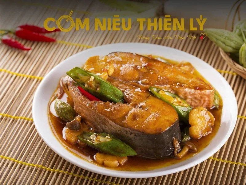 Thịt cá hú mềm mại, béo ngậy, hòa quyện với nước sốt mặn ngọt