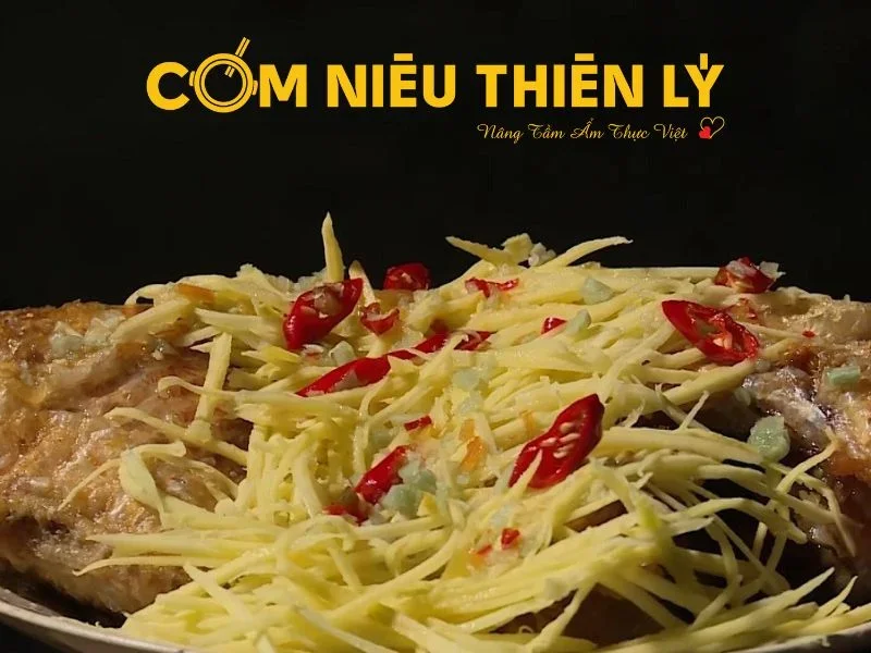Vị mặn ngọt của mắm kết hợp với xoài xanh giòn chua tạo nên sự cân bằng tuyệt vời 