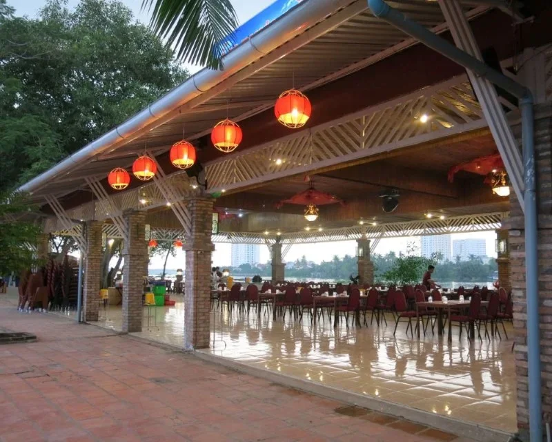 Gia đình có thể thưởng thức hải sản tươi ngon tại Điểm Hẹn Sài Gòn