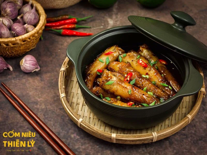 Field perch fish is braised to absorb the seasoning while retaining its natural sweetness.