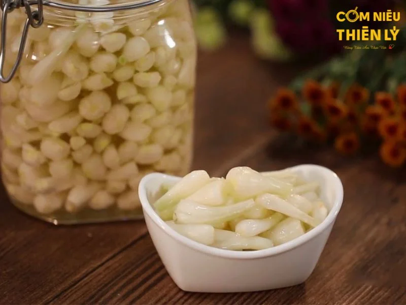 Pickled shallots are delicious and enticing when served with sticky rice cakes, rice cakes, or hot rice.