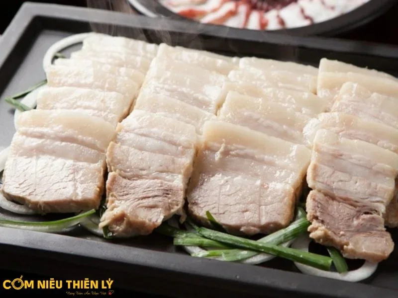 A light office lunch with boiled pork