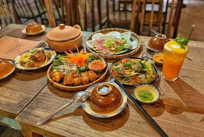 Mâm cơm niêu ngon chuẩn vị tại Sài Gòn Hoa Sữa