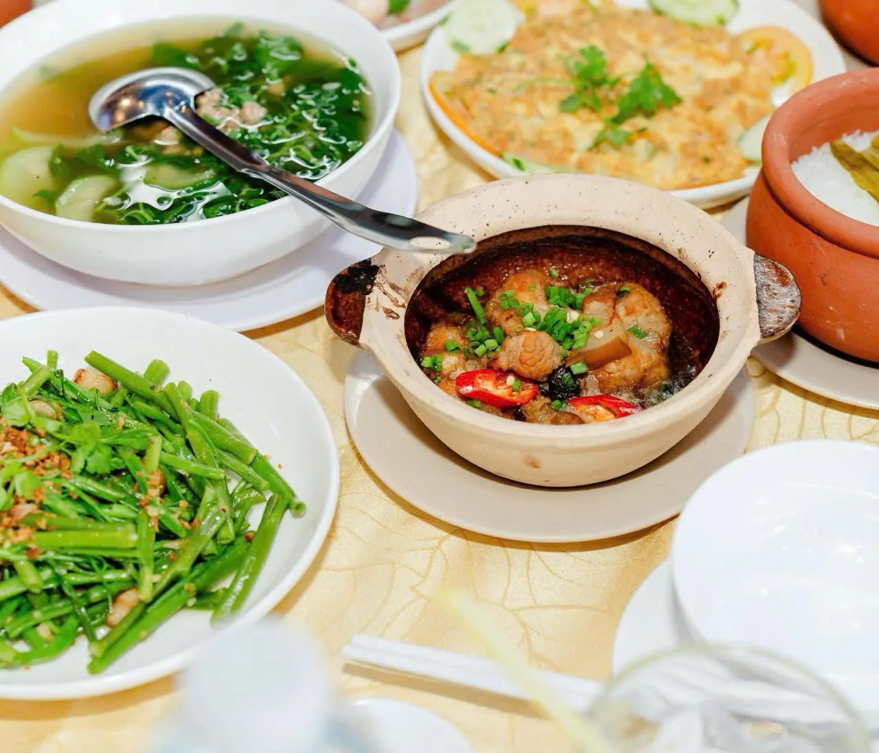 Thưởng thức cơm niêu hải sản tại nhà hàng Hải Châu